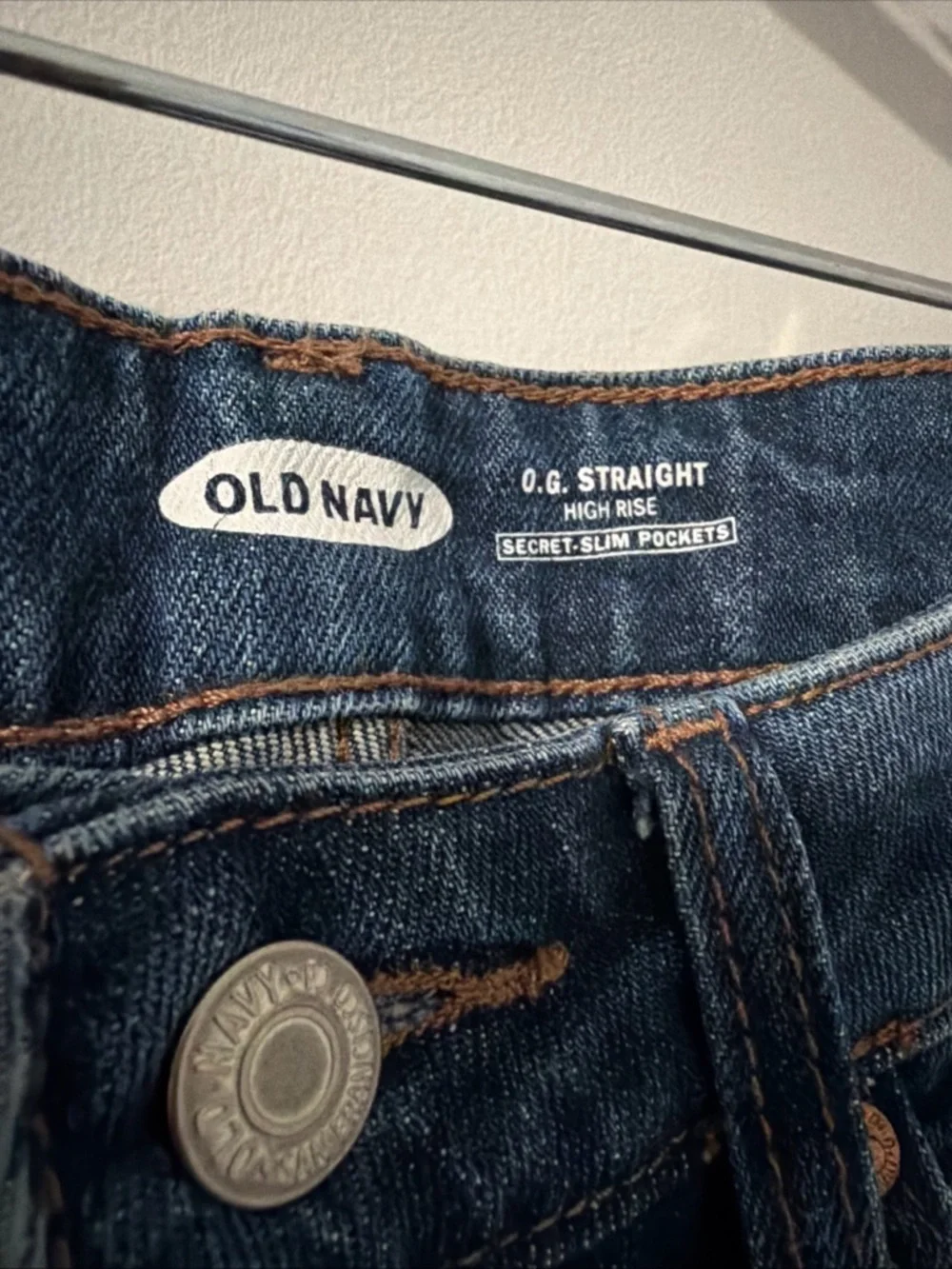The Old Navy High Rise O.G. Straight Secret Slim Pockets in size 6/28 - Picture 2 of 9
